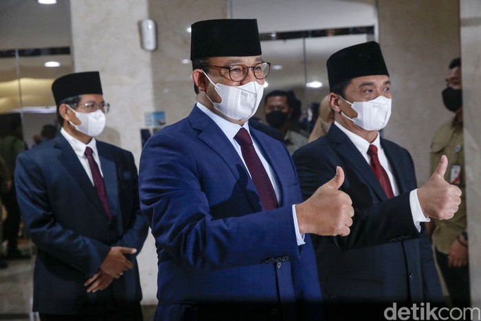 DPRD DKI Jakarta menggelar rapat paripurna pengumuman pemberhentian Gubernur dan Wakil Gubernur DKI Jakarta, Selasa (13/9/2022). Rapat ini dihadiri oleh Gubernur DKI Jakarta Anies Baswedan dan Wakil Gubernur DKI Jakarta Ahmad Riza Patria.