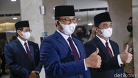 Anies Baswedan dan Ahmad Riza Patria kompak mengenakan setelan jas saat menghadiri paripurna pengumuman pemberhentian Gubernur dan Wakil Gubernur DKI Jakarta. Keduanya sempat mengacungkan jempol saat memasuki ruang paripurna.