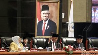 Rapat dipimpin langsung oleh Ketua DPRD DKI Jakarta Prasetyo Edi Marsudi.