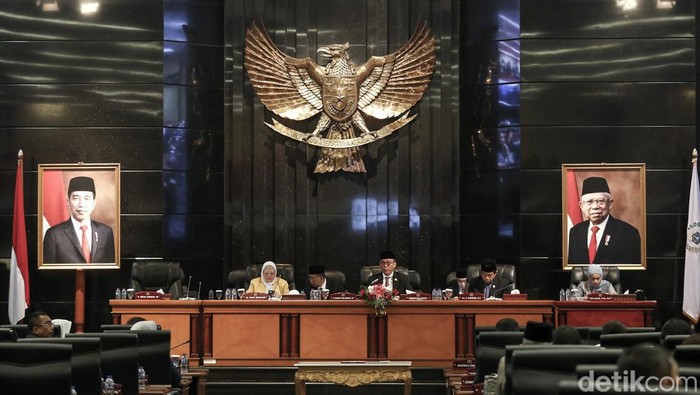 DPRD DKI Jakarta menggelar rapat paripurna pengumuman pemberhentian Gubernur dan Wakil Gubernur DKI Jakarta, Selasa (13/9/2022). Rapat ini dihadiri oleh Gubernur DKI Jakarta Anies Baswedan dan Wakil Gubernur DKI Jakarta Ahmad Riza Patria.