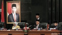 Ketua DPRD DKI Jakarta Prasetyo Edi Marsudi menyampaikan, setelah mengumumkan pemberhentian Anies, rapat dilanjutkan dengan mengumumkan tiga calon Pj Gubernur DKI usulan DPRD DKI.
