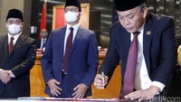 Setelahnya, rapat dilanjutkan dengan penandatanganan berita acara oleh keempat pimpinan DPRD DKI Jakarta.