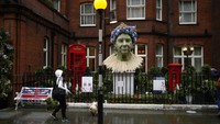 Sebuah tampilan yang memberi penghormatan kepada Ratu Elizabeth II dari Inggris di luar Sloane Club dan Sloane Place di London, 23 Mei 2022.  Karya ini sebagai bagian dari Chelsea in Bloom sebuah pertunjukan seni bunga alternatif yang diadakan bersamaan dengan RHS Chelsea Flower Show.