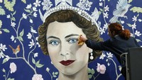 Para pekerja memasang mural baru karya Frederick Wimsett, dari Ratu Inggris Elizabeth II untuk menandai perayaan ulang tahunnya yang ke-90, di pusat kota London, 19 April 2016. (AP/Alastair Grant)