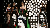 Model mengenakan kreasi dengan potret, dari kiri, Senator AS Hillary Rodham Clinton, kandidat presiden Prancis Segolene Royal, Ratu Inggris Elizabeth II dan Menteri Luar Negeri AS Condoleezza Rice di rok mereka, oleh perancang busana Italia Gattinoni untuk Musim Semi-Musim Panas 2007-nya koleksi di Auditorium Roma, 28 Januari 2007. (AP/Riccardo De Luca)