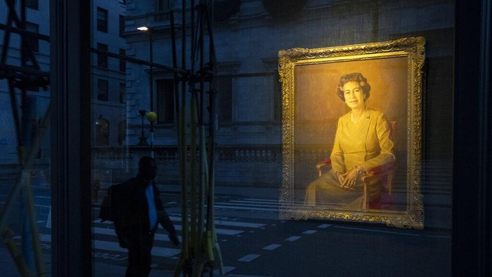 Ratu Elizabeth II Abadi dalam Seni A man walks past a painting of Queen Elizabeth II displayed at a gallery in London, Sept. 10, 2022. (AP Photo/Felipe Dana)