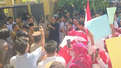 Ratusan tenaga kesehatan di Kabupaten Dompu, Nusa Tenggara Barat (NTB) serentak melakukan mogok kerja pada Selasa (13/9/2022).