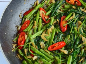 3 Resep Tumis Kangkung yang Gurih Pedas dan Menyegarkan