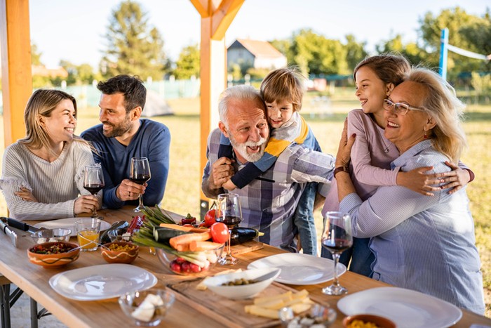 Hangout Nyaman dengan Keluarga di Restoran Baru yang Asri dan Ramah Anak
