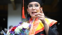 Rieke Diah Pitaloka lulus S3 Ilmu Komunikasi Universitas Indonesia (UI) dan meraih gelar Doktor Ilmu Komunikasi dengan predikat Cum Laude. Sebelumnya, Rieke menjalani sidang promosi doktor di Auditorium Sudarsono FISIP UI pada 25 Mei 2022 lalu. Foto: Dok. Tim Rieke Diah Pitaloka