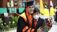 Momen wisuda yang digelar pada Sabtu (10/9/2022) itu turut dihadiri oleh putranya dengan membawa sebuket bunga untuk sang ibunda. Foto: Dok. Tim Rieke Diah Pitaloka