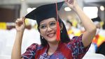 8 Potret Rieke Oneng Diah Pitaloka Wisuda Doktor di UI, Predikat Cum Laude