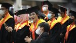 8 Potret Rieke Oneng Diah Pitaloka Wisuda Doktor di UI, Predikat Cum Laude