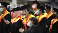 Meski memiliki karir yang cemerlang di dunia hiburan dan kancah politik, hal itu tidak menghentikan Rieke untuk meneruskan pendidikan tinggi hingga jenjang doktor. Foto: Dok. Tim Rieke Diah Pitaloka