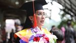 8 Potret Rieke Oneng Diah Pitaloka Wisuda Doktor di UI, Predikat Cum Laude