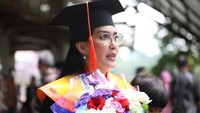Pemeran tokoh Oneng di sitkom Bajaj Bajuri itu membuat disertasi dengan judul Kebijakan Rekonolonialisasi: Kekerasan Simbolik Negara melalui Pendataan Pedesaan dengan pisau analisis konsep-konsep Pierre Bourdieu dan Nick Couldry. Foto: Dok. Tim Rieke Diah Pitaloka