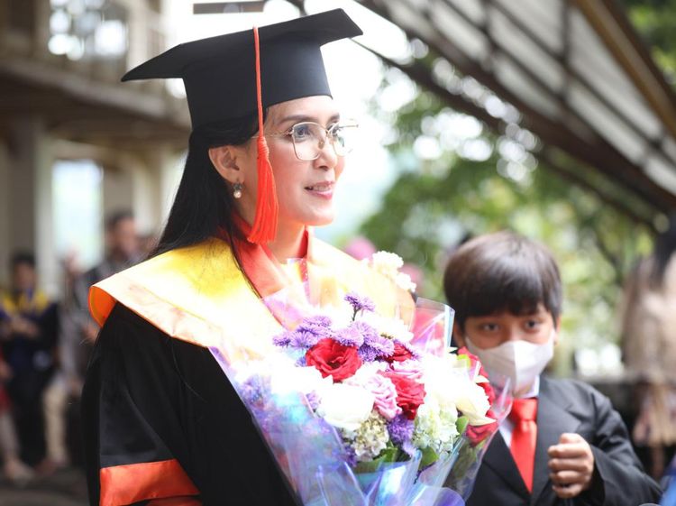 8 Potret Rieke Oneng Diah Pitaloka Wisuda Doktor di UI, Predikat Cum Laude