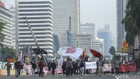Mereka menyindir Bantuan Langsung Tunai (BLT) dari pemerintah cuma solusi sementara mengatasi kenaikan BBM.  