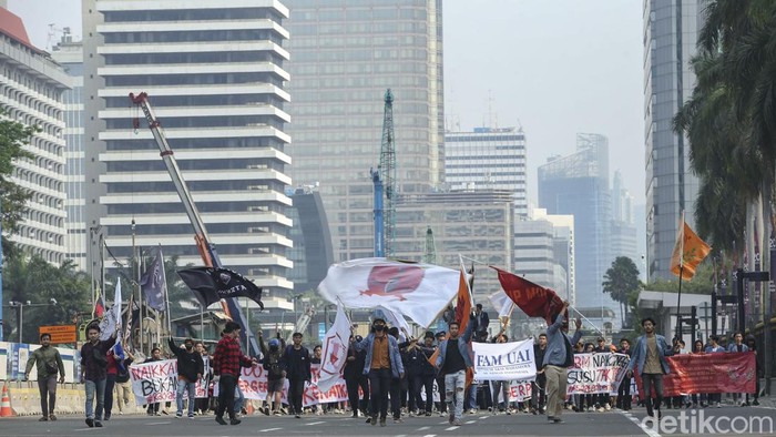 Massa dari aliansi mahasiswa melakukan demonstrasi menolak kenaikan harga BBM di Patung Kuda, Jakarta, Selasa (13/9/2022).