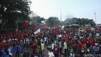 Mereka juga menuntut pemerintah menjaga stabilitas harga komoditas daripada memberi BLT yang dinilai cuma untuk meredam protes.  