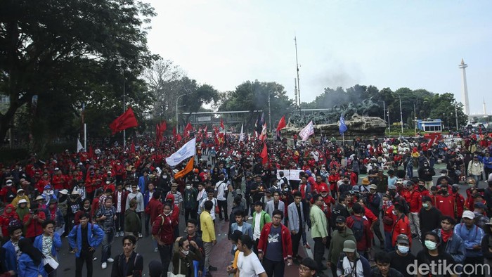 Massa dari aliansi mahasiswa melakukan demonstrasi menolak kenaikan harga BBM di Patung Kuda, Jakarta, Selasa (13/9/2022).
