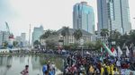 Riuh Demo Mahasiswa-Buruh Tolak Harga BBM di Patung Kuda