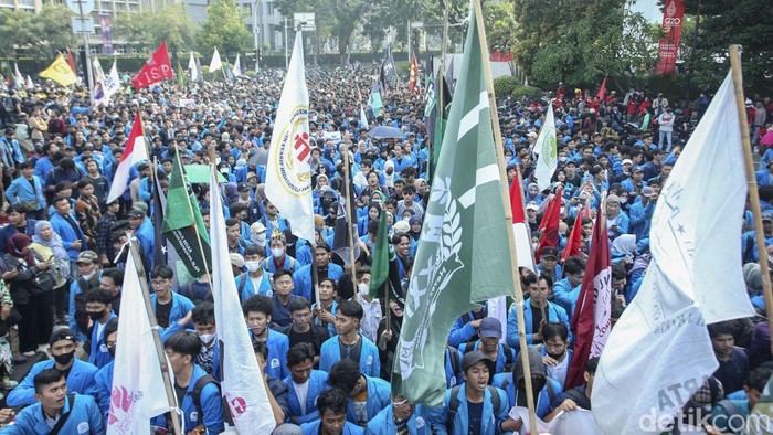 Massa dari aliansi mahasiswa melakukan demonstrasi menolak kenaikan harga BBM di Patung Kuda, Jakarta, Selasa (13/9/2022).