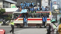 Massa dari aliansi mahasiswa melakukan demonstrasi menolak kenaikan harga BBM di Patung Kuda, Jakarta, Selasa (13/9/2022).   