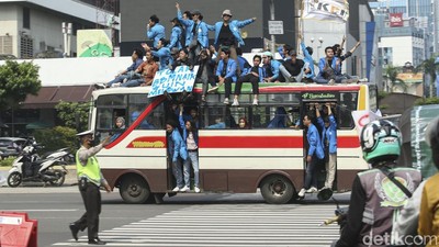 Riuh Demo Mahasiswa-Buruh Tolak Harga BBM di Patung Kuda