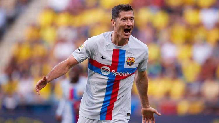 CADIZ, SPAIN - SEPTEMBER 10: Robert Lewandowski of FC Barcelona celebrates scoring their teams second goal during the LaLiga Santander match between Cadiz CF and FC Barcelona at Estadio Nuevo Mirandilla on September 10, 2022 in Cadiz, Spain. (Photo by Fran Santiago/Getty Images)