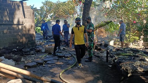 Rumah semi permanen yang berlokasi di Banjar Dinas Alas Harum, Desa Kalianget, Kecamatan Seririt, Kabupaten Buleleng, Bali hangus terbakar, Selasa (13/9/2022).