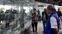 Zulhas melihat koleksi sepatu Nike di pabrik sepatu yang berada di Tangerang Selatan itu. Pabrik sepatu ini memiliki karyawan lebih dari 40.000 orang dengan kapasitas produksi 3,6 juta pasang sepatu per bulan. Nilai ekspor mencapai US$ 550 juta di tahun 2022.