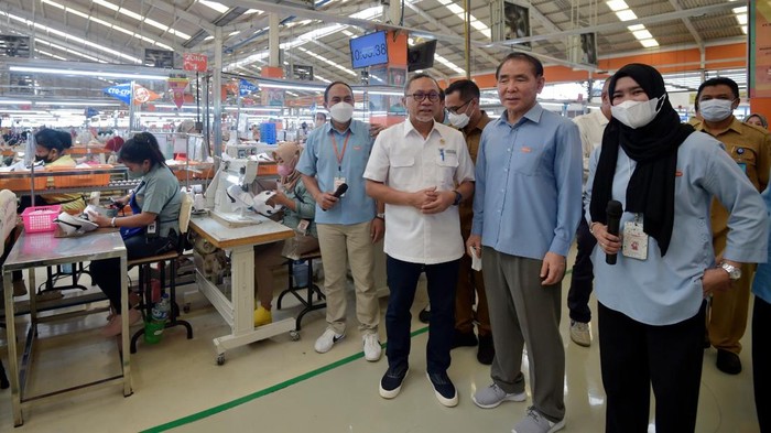 Saat Ribuan Sepatu Nike Made In Tangerang Meluncur ke Belanda, Nilainya Rp 3 M Mendag Zulhas baru saja melepas 6.700 sepatu Nike untuk diekspor ke Belanda. Zulhas menyebut nilai dari ekspor tersebut mencapai Rp 3,1 miliar.