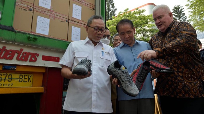 Mendag Zulhas baru saja melepas 6.700 sepatu Nike untuk diekspor ke Belanda. Zulhas menyebut nilai dari ekspor tersebut mencapai Rp 3,1 miliar.