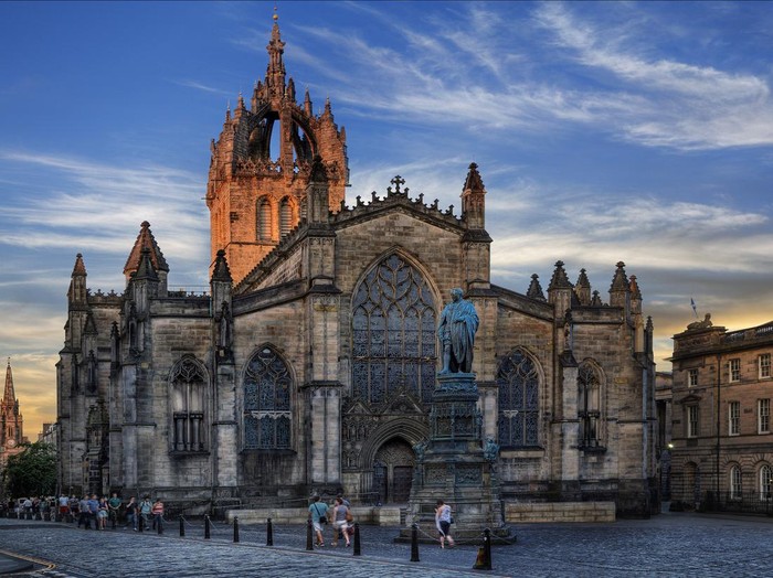 Sejarah Katedral St Giles dikenal sebagai gereja di Edinburgh, Inggris Raya. Gereja ini menjadi tempat persemayaman jenazah Ratu Elizabeth II.