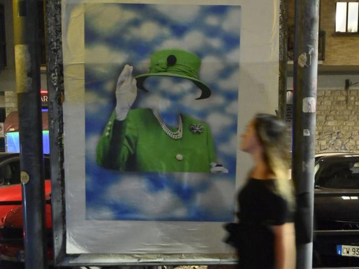 Seniman Bikin Poster Ratu Elizabeth II TURIN, ITALY - SEPTEMBER 12: The street artist Andrea Villa arranges a poster created by him commemorating Queen Elizabeth II Death on September 12, 2022 in Turin, Italy. Queen Elizabeth II died at Balmoral Castle in Scotland on September 8, 2022, and is succeeded by her eldest son, King Charles III. (Photo by Stefano Guidi/Getty Images)