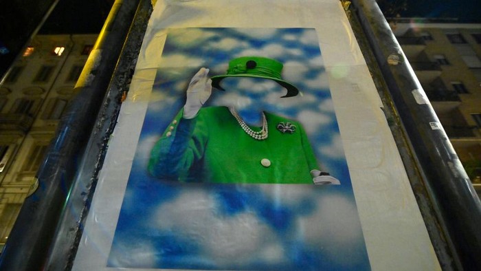 Seniman Bikin Poster Ratu Elizabeth II TURIN, ITALY - SEPTEMBER 12: The street artist Andrea Villa arranges a poster created by him commemorating Queen Elizabeth II Death on September 12, 2022 in Turin, Italy. Queen Elizabeth II died at Balmoral Castle in Scotland on September 8, 2022, and is succeeded by her eldest son, King Charles III. (Photo by Stefano Guidi/Getty Images)