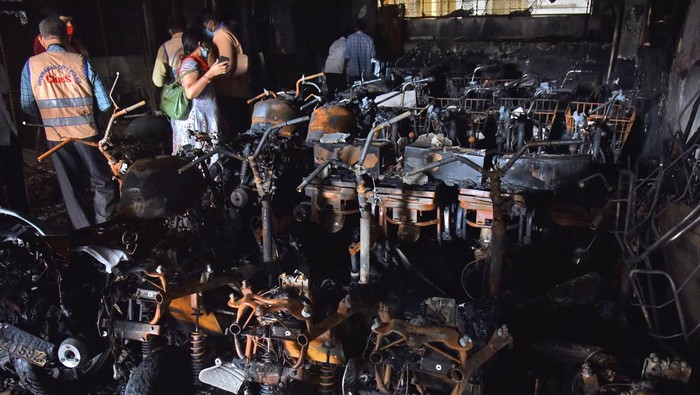 Showroom Terbakar, Skuter Listrik Ini Jadi Korban Investigators take pictures after a fire accident in an electric scooter showroom on Monday, in Hyderabad, India, Tuesday, Sept. 13, 2022. Eight people were killed and several others injured in the incident. (AP Photo/Mahesh Kumar A.)