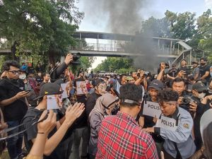Mahasiswa Gelar Aksi Teatrikal Sindir Ultah Puan, Ada yang Bertopeng Bjorka
