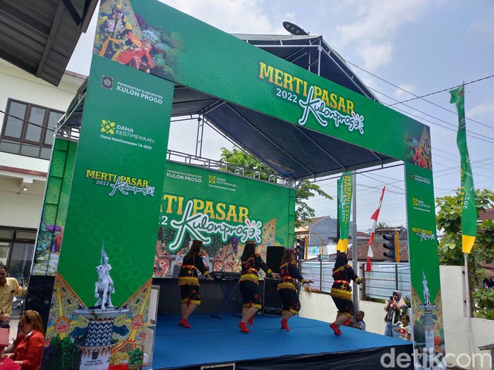 Suasana Merti Pasar di Pasar Bendungan, Wates, Kulon Progo, Selasa (13/9/2022).