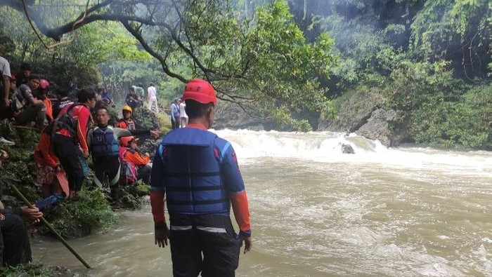 Suasana pencarian Abdul Rohman, pemandu wisata yang hilang di Pasir Sereh Pangandaran
