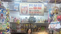 Wanita kelahiran tahun 1994 ini, sering membagikan spot kulineran lucu di Singapura. Seperti restoran Mama Diam, yang punya dekor warung vintage yang menjual aneka snack jadul. Foto: Instagram @feliciatissue