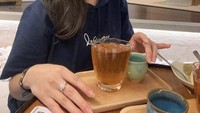 Suka jalan-jalan ke kafe yang lucu dan kekinian. Felicia lebih suka menikmati secangkir teh ketimbang kopi. Foto: Instagram @feliciatissue