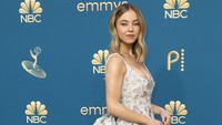 Sydney Sweeney memakai gaun karya Oscar de la Renta. Foto: AFP via Getty Images/ROBYN BECK