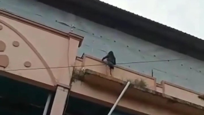 Tangkap layar video viral seseorang hendak bunuh diri di lantai 3 Pasar Induk Rau.