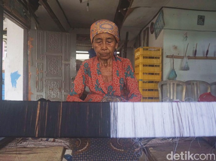 pengrajin tenun osing