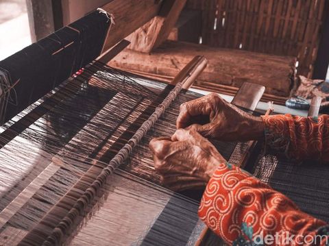 pengrajin tenun osing