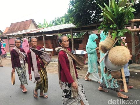 Masyarakat Osing gunakan kain tenun khas Osing