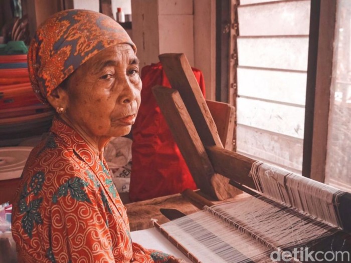 pengrajin tenun osing