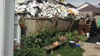 Bayangin kalau kamu punya tetangga yang nyimpan sampah sebanyak ini? Kira-kira kamu masih bisa hirup udara segar nggak? Foto: Boredpanda/zapbob.